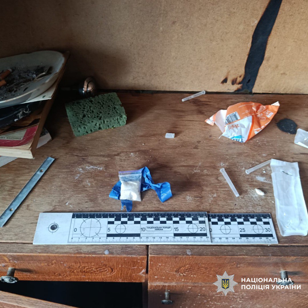 На Харківщині затримали чоловіка, який організував наркопритон у власній квартирі